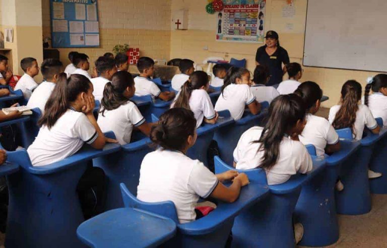 Unidad educativa solicita contribuciones económicas a los padres de familia