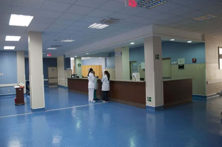 Parece chiste pero es anécdota: no hay hilo para suturas en el hospital Eugenio Espejo