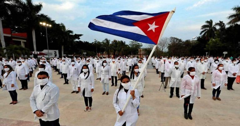 Médicos cubanos, en la carrera por el Nobel de la Paz