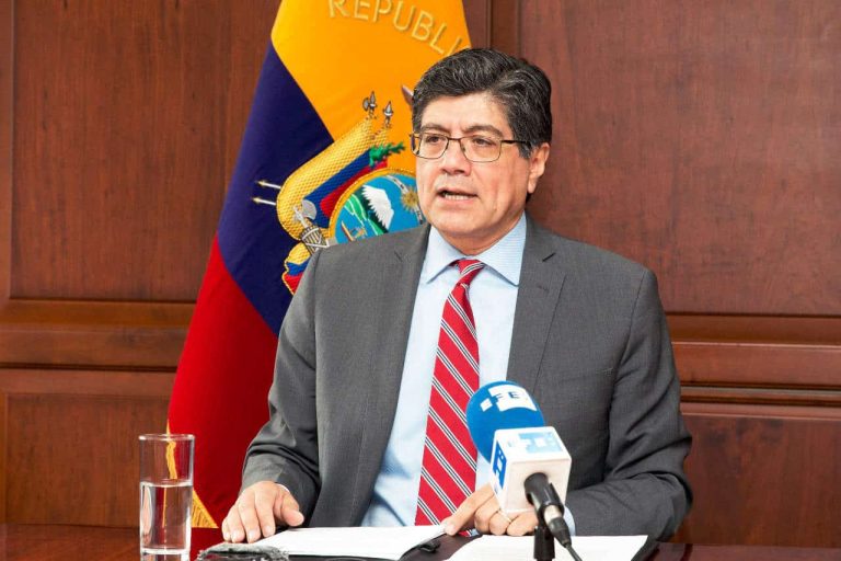 Nepotismo: familiares trabajan juntos en los Consulados de EE.UU