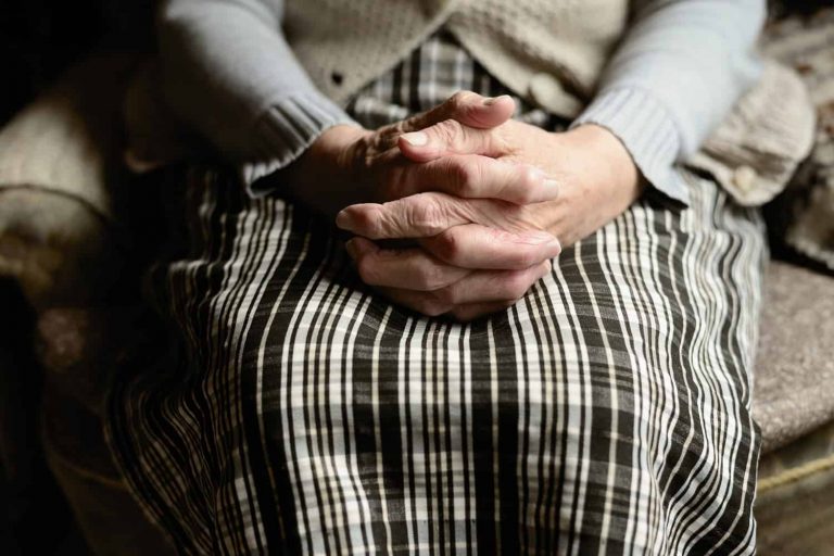 Ocho años de cárcel para mujer de la tercera edad y con discapacidad