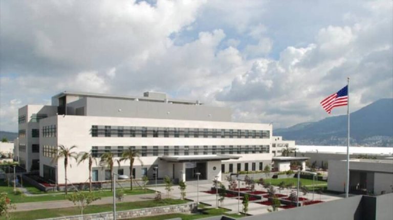 Embajada de EE.UU. intenta aclarar el seguimiento a sus funcionarios