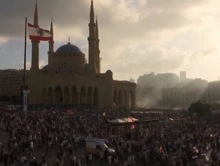 Libaneses protestan contra el Gobierno por las explosiones en Beirut