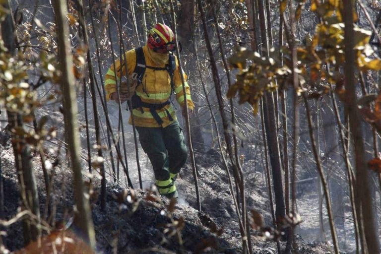 Cuerpo de Bomberos de Quito controla Incendio en el Cerro Ilaló
