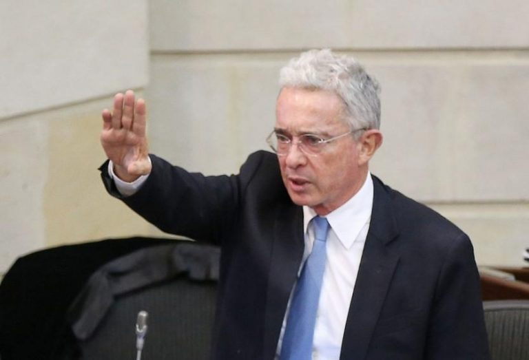 Limpiar la imagen de Uribe cuesta USD 40.000 al mes