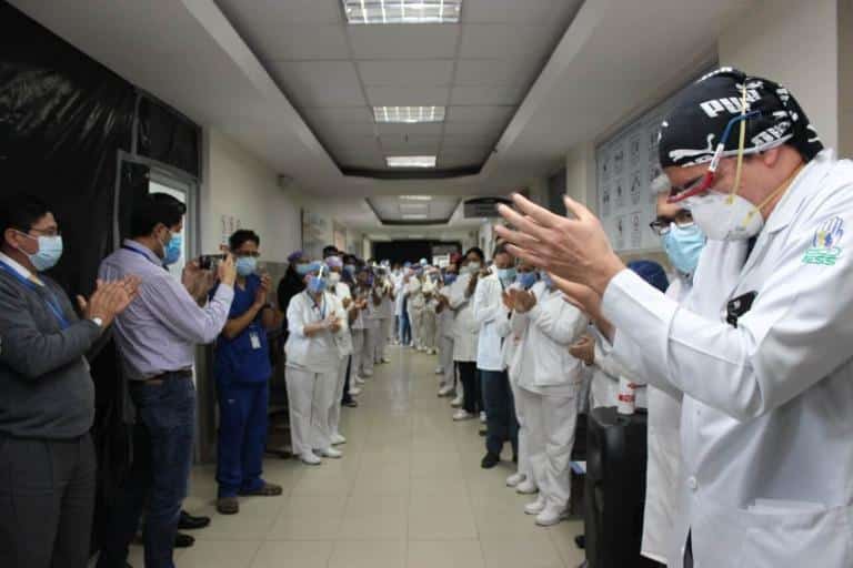 El último adiós a médico del Carlos Andrade Marín que falleció por Covid-19