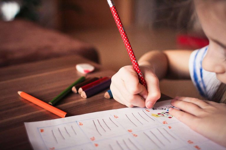 En Ecuador hay 600.000 personas analfabetas; Moreno redujo la inversión en educación