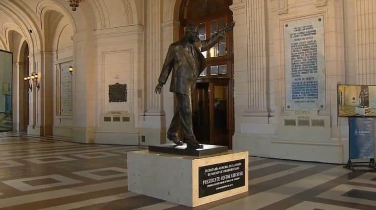 Estatua de Néstor Kirchner vuelve a la Argentina