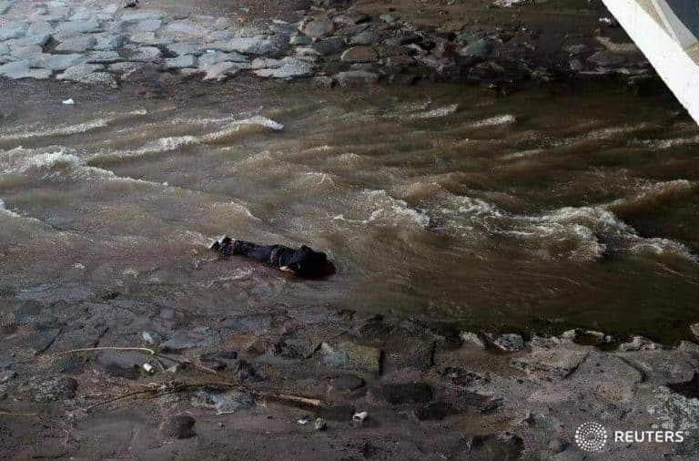 Carabinero lanza de un puente a joven manifestante durante protestas en Chile