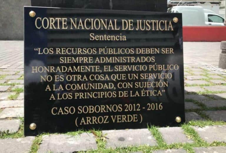 «Los recursos deben ser administrados honradamente» se lee en la placa del caso Sobornos