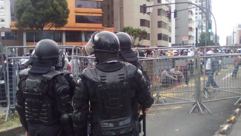 Entre gases y agua, la Policía dispersa a los manifestantes de Pachakutik en el CNE