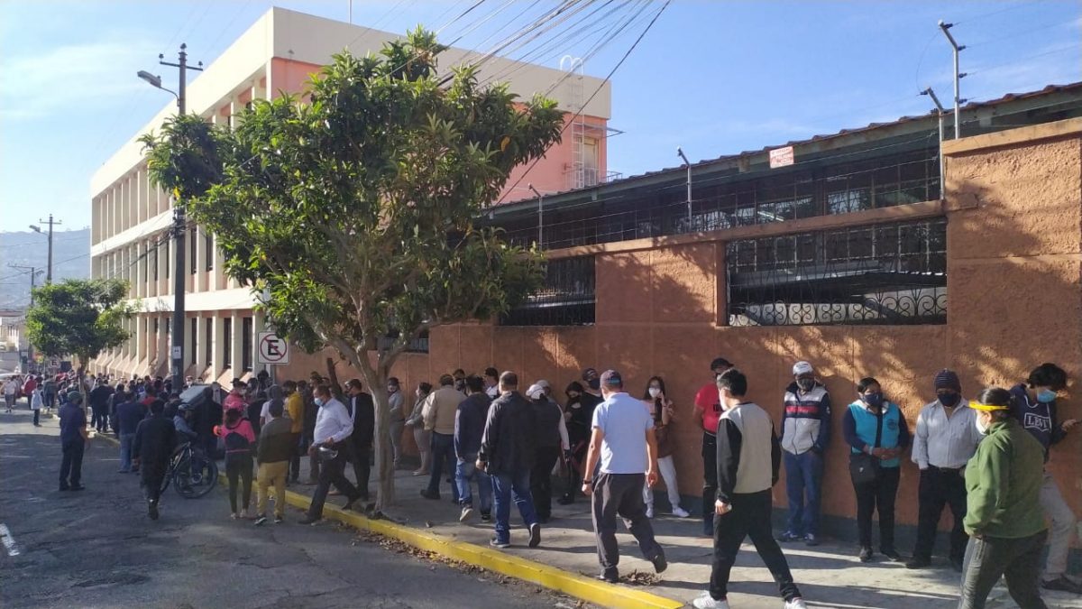 Largas filas en los colegios de la capital.