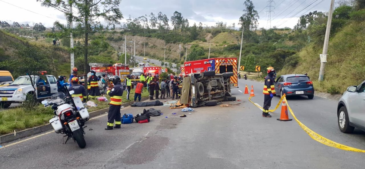 Quito: accidente de tránsito deja dos fallecidos y 16 heridos