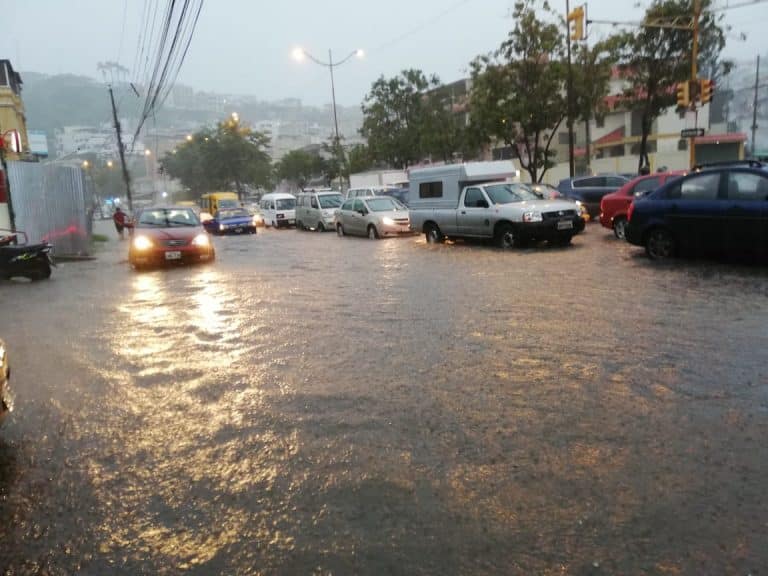 Mal y tarde: Municipio de Guayaquil activa un plan por las fuertes lluvias