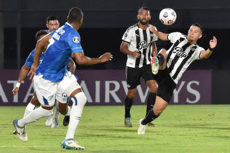U. Católica sucumbe ante Libertad y queda fuera de la Libertadores
