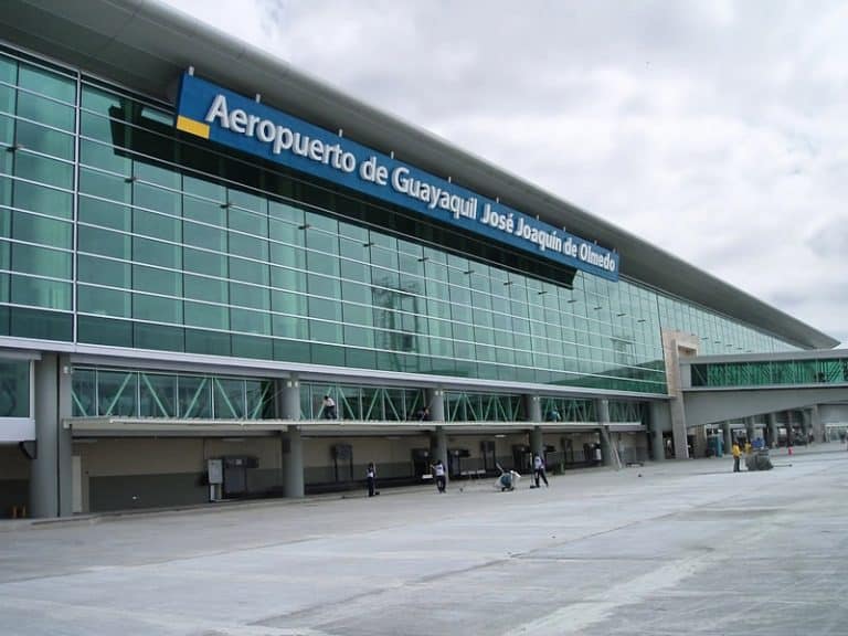 URGENTE: Aeropuerto de Guayaquil cancela operaciones por caída de ceniza