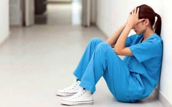 El estado mental del personal sanitario pende de un hilo