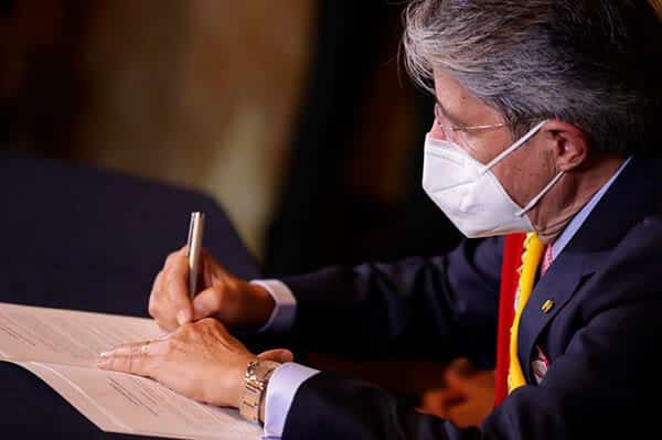 Lasso firmando un decreto.