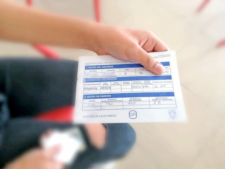 Ofrecen certificados falsos de vacunación por redes sociales