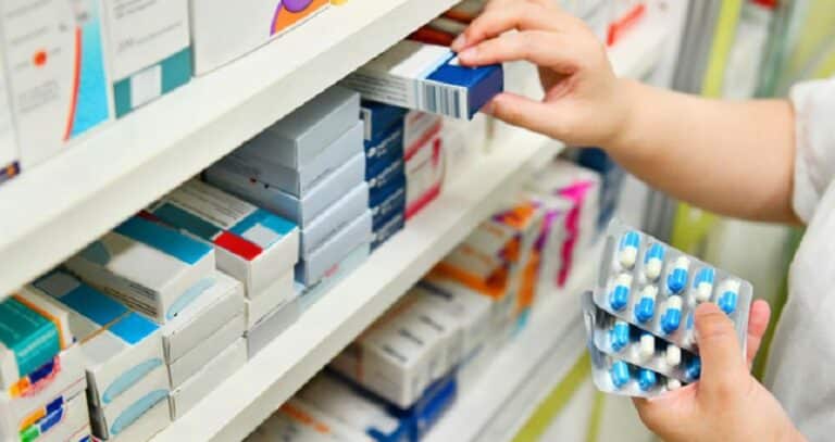 Colegios de Bioquímicos defienden el rol de farmacias en el sector público