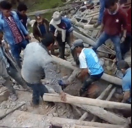 Rescatan a un hombre atrapado entre los escombros de la Iglesia Jalca Grande