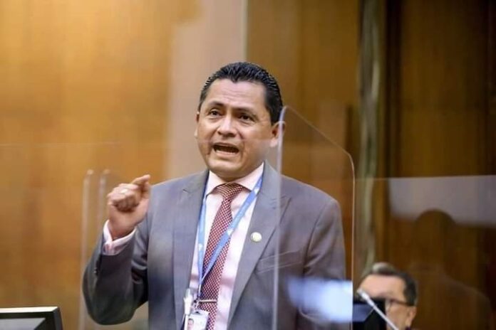 Pereira: “No vamos a estar hasta las 24:00 debatiendo para que entre por el ministerio de la ley”