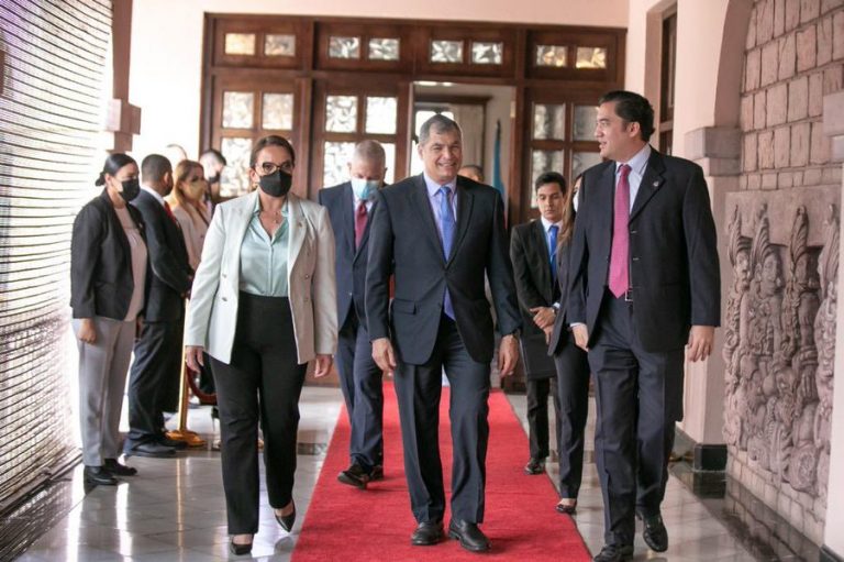 “Dejen de hacer el ridículo”, responde Correa a la Cancillería