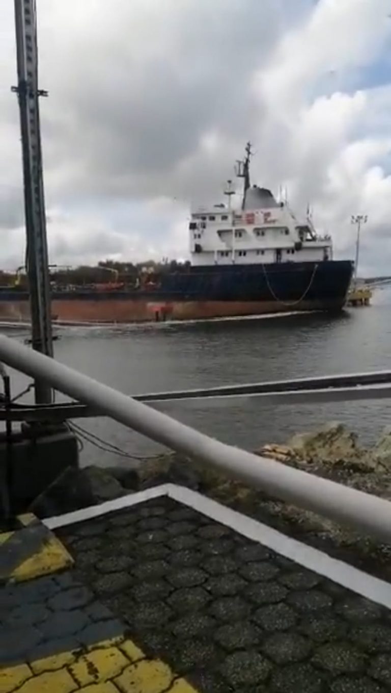 El buque Valdivia colisiona contra el muelle del Puerto Combustible