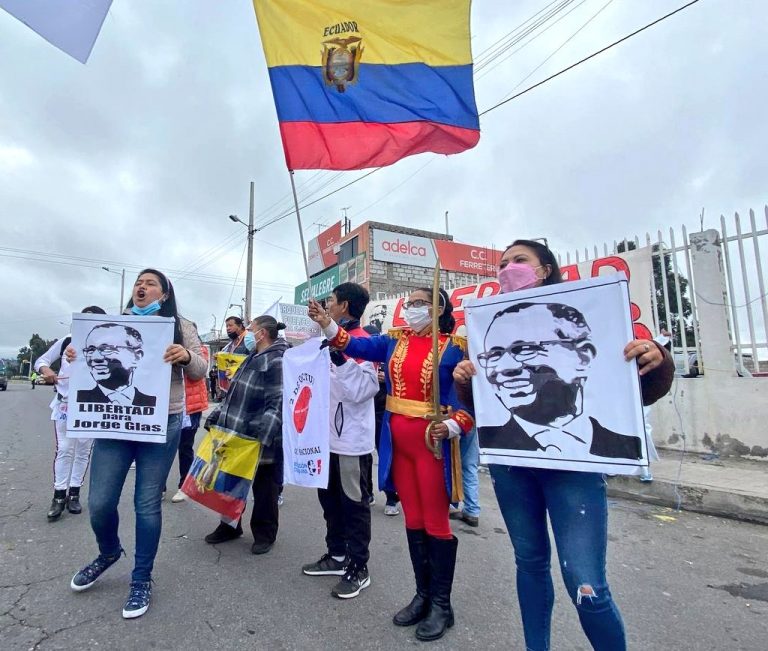 Simpatizantes de la Revolución Ciudadana esperan por la liberación de Jorge Glas