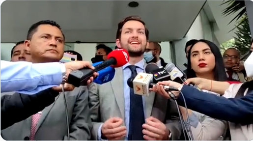 Cruce de tuits entre Esteban Torres y la Corte por las preguntas de la consulta popular
