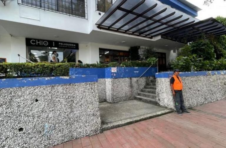 Sujetos armados asaltaron a clientes de una cafetería en Guayaquil