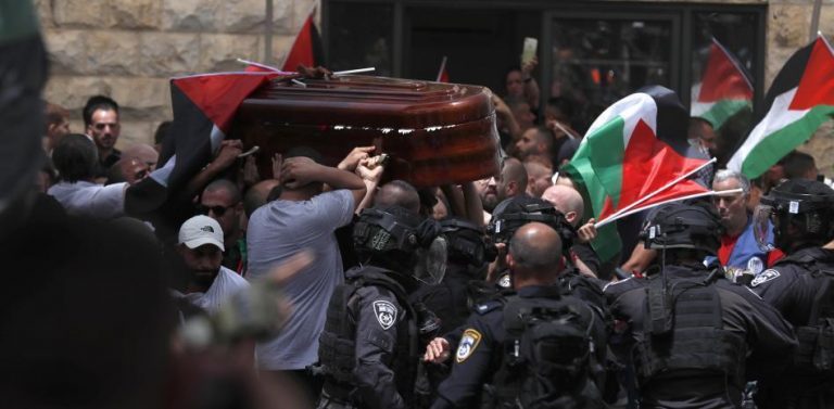 La policía israelí golpea a los asistentes al funeral de la periodista de Al Yazira en Jerusalén