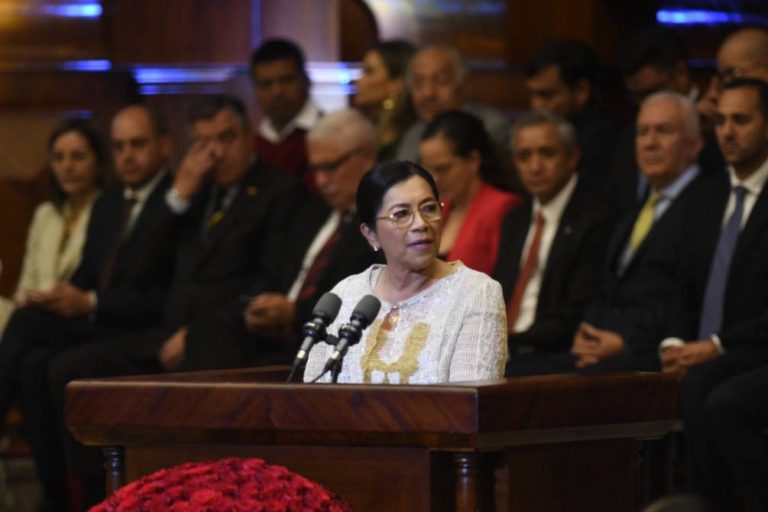Mayoría legislativa destituye a Guadalupe Llori de la presidencia