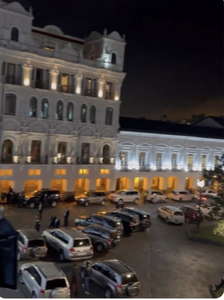 Los invitados a Carondelet usaron como parqueadero la Plaza Grande