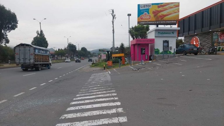 Delincuentes explotan un cajero del Banco de Guayaquil