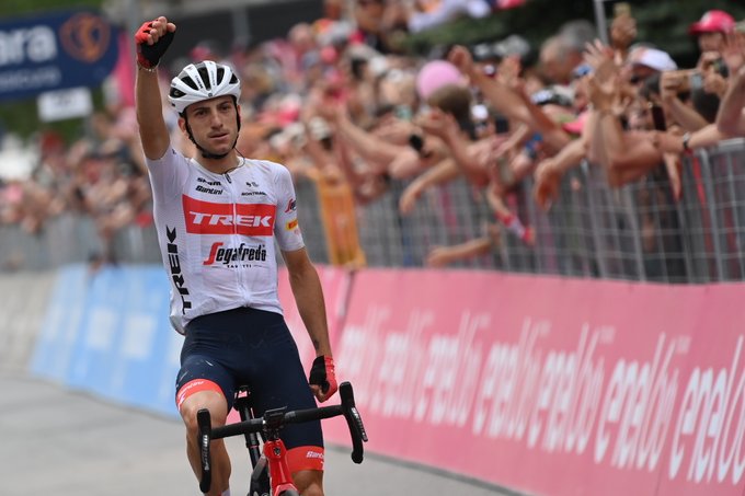 Giulio Ciccone gana la etapa 15; Carapaz mantiene el liderato pese a caída