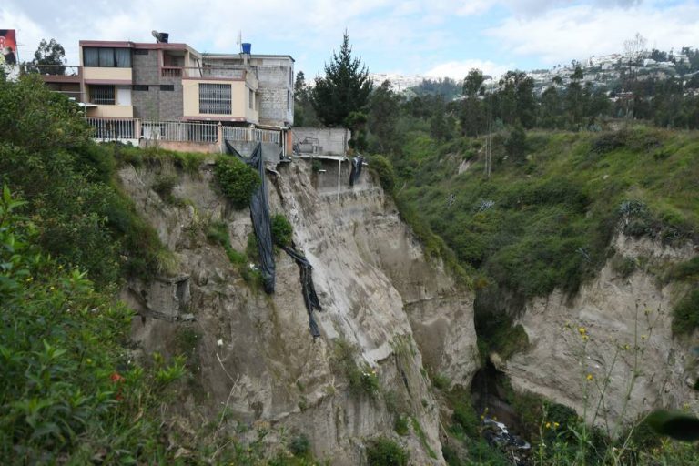 Erosión del suelo deja a varias viviendas al borde del precipicio
