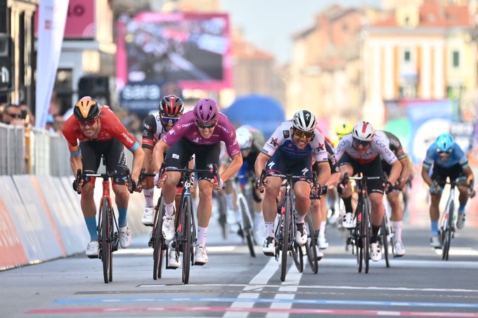 El 13 fue el número de la suerte para Arnaud Démare en el Giro de Italia; Carapaz sigue segundo