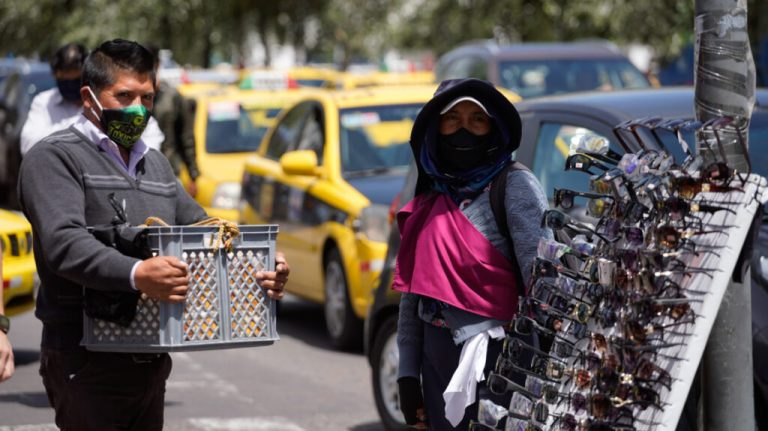 Parte de los 350 mil empleos de Lasso están en el sector informal