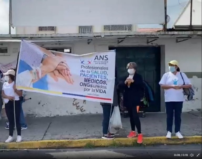 ¿Cómo es posible que dejen morir así a los ecuatorianos?, reclaman pacientes al Gobierno