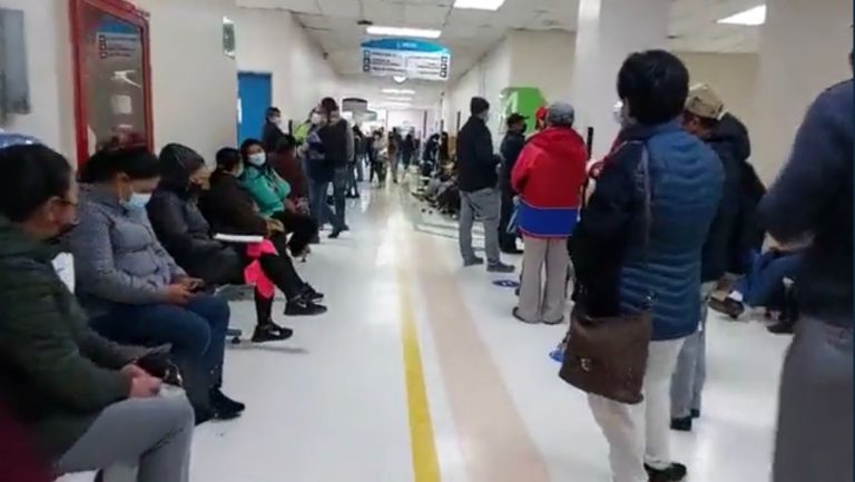 Reportan caída del sistema en hospitales del IESS; pacientes suplican atención