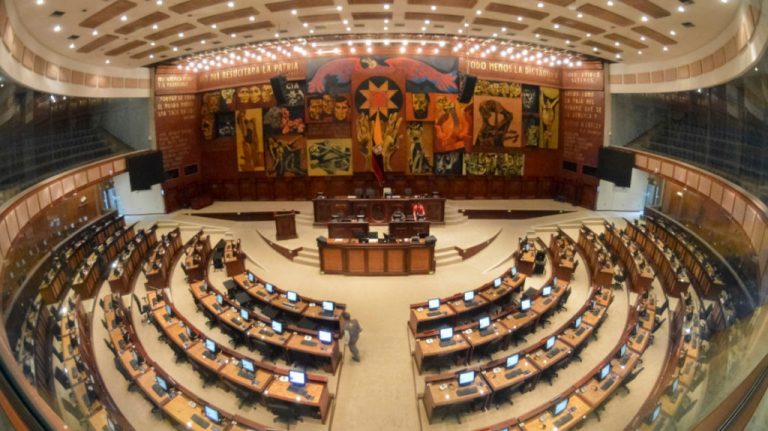 Saquicela: «La Asamblea solo posesiona no elije a la autoridad»