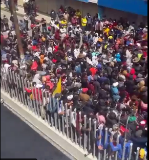 Multitudes se congregan en la Fiscalía de Cotopaxi en respaldo a Iza