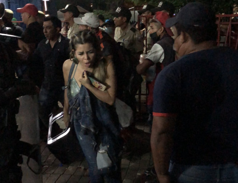 Ciudadanos denuncian agresiones de la Policía en concierto de Karol G