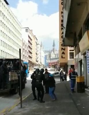 Agentes metropolitanos arranchan mercadería a una comerciante
