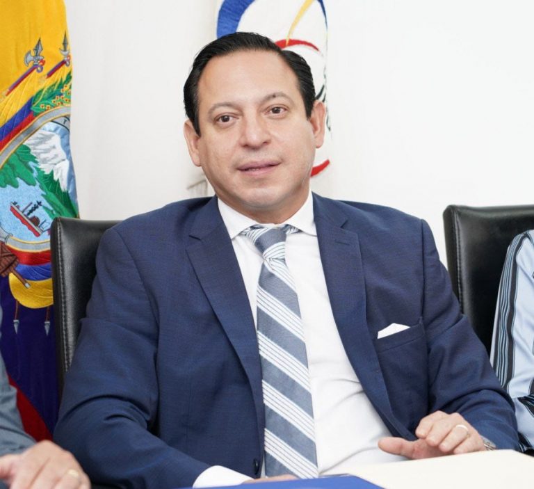 Xavier Muñoz responde a Lasso y le pide que él deje el cargo