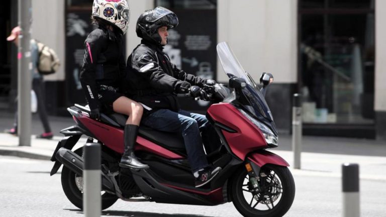 Gobierno prohíbe la movilidad de 2 personas en motocicleta
