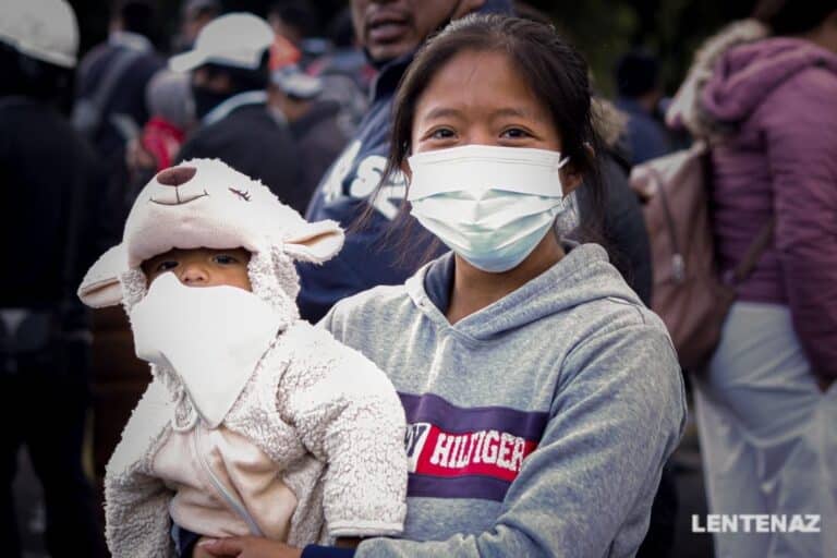 Un niño y su madre en el paro nacional. / Foto: Octavio Pediccino / Radio La Calle