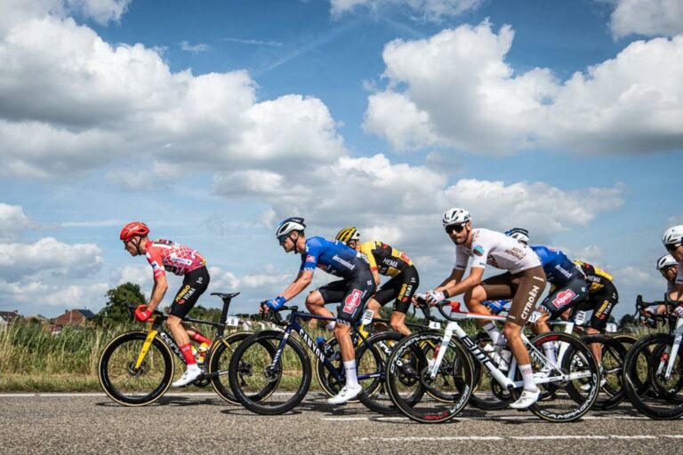 Bennett vuelve a ganar en la Vuelta a España; Carapaz sigue en el top ten