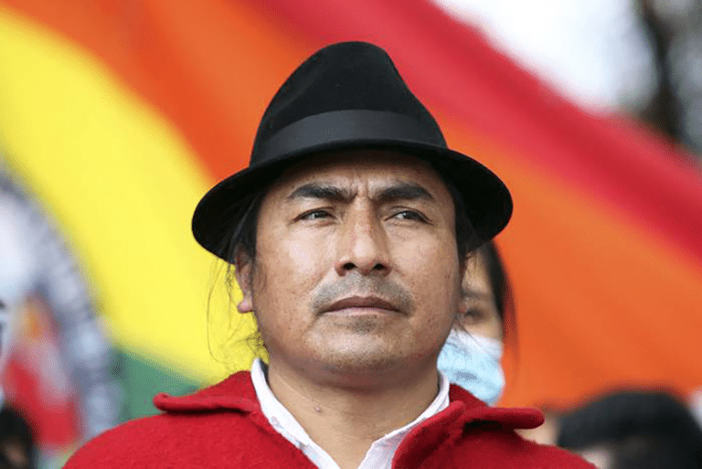 Leonidas Iza entre los invitados al posicionamiento del presidente de Colombia